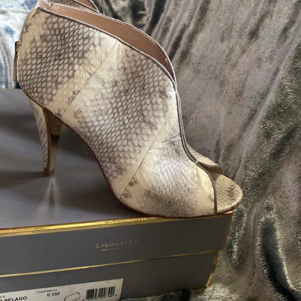 Louise et Cie leather classy hard to find booties size 8.5